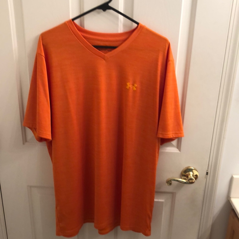 Under Armor Men’s XXL v neck shirt. Excellent condition